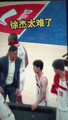杰师傅压力确实挺大，杜峰对他的期望很高，一场比赛或者一个战术没有达到预想的效果，