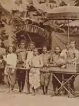 1900年，一个中国通缉犯找白人国王租了块地，租期999年，带1118个乡亲去南