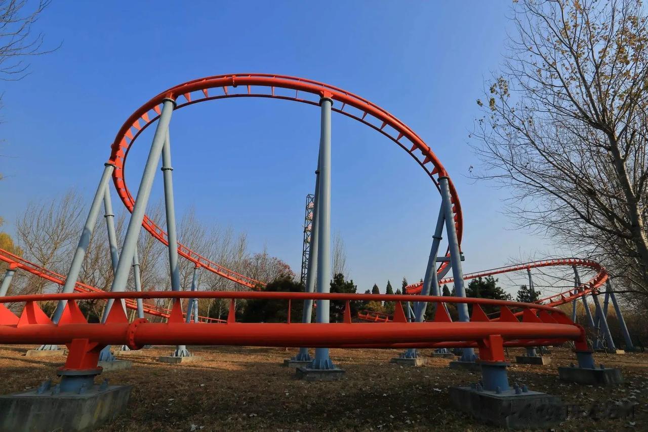 #秋之童话# 
秋天给人的感觉就是天高云淡，纯粹而干净，远离了人事喧嚣，内心平和