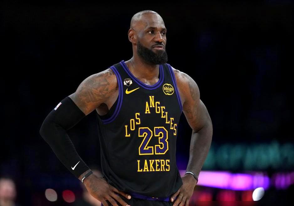 老詹到底是湖人的宝，还是“副作用”？这事儿吵翻天了。

经纪人里奇·保罗直接放话