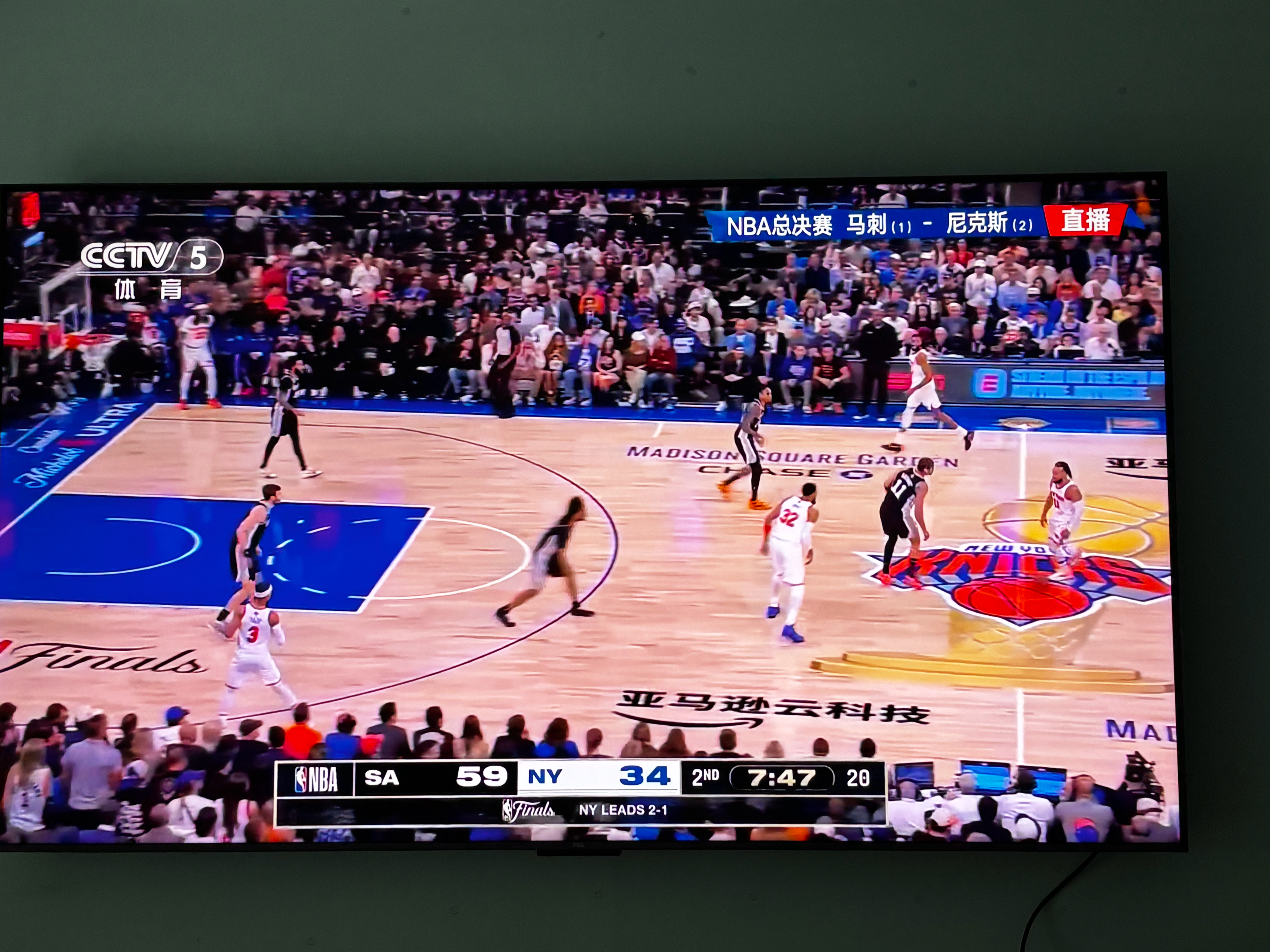 躺在沙发上，用75寸大电视看比赛，就是爽啊！nba马刺vs尼克斯