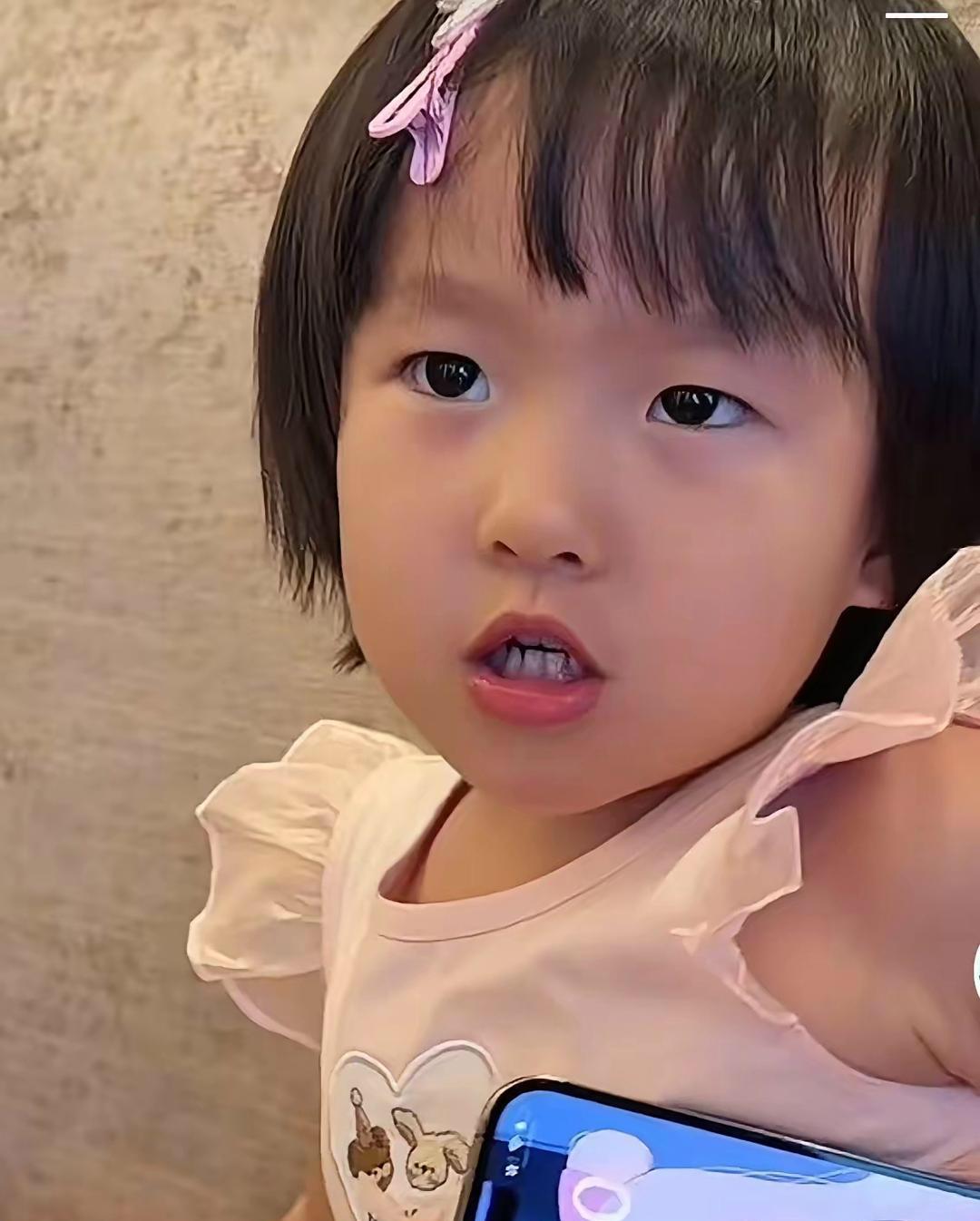 今天傍晚黄一鸣发布了一段女儿闪闪的日常视频，母女俩有趣的对话瞬间让人觉得格外温馨