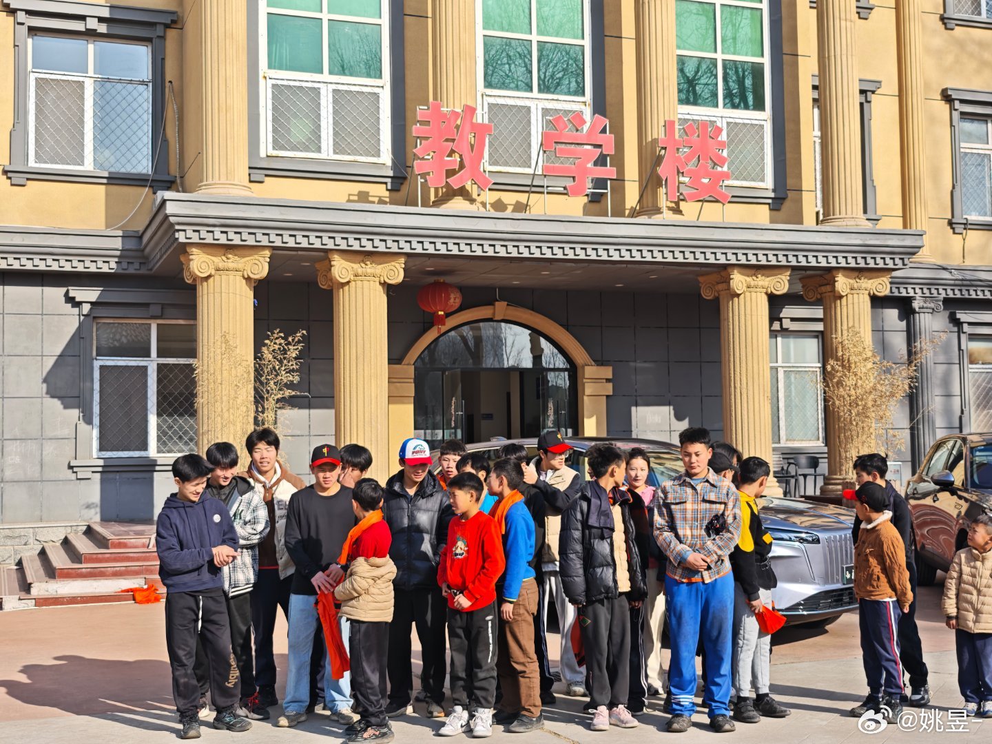 又来看强棒学校看可爱的孩子们了马上过年了，还有很多孩子没法回家今天带他们去超市，