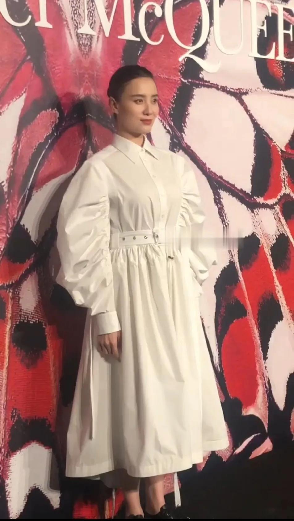 宋佳这礼服把身材苗条的人衬成胖子也是没谁了。