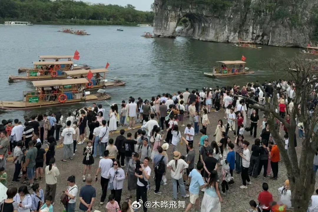 五一的桂林快忙成马六甲了 桂林景区挤满游客，连呼吸都变得拥挤。看着街边熟悉的水果