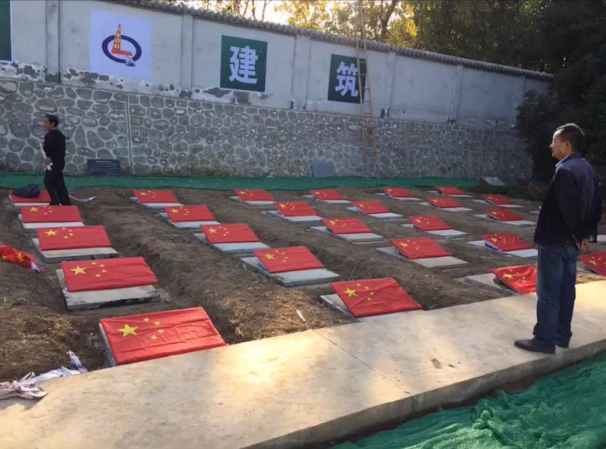 每一面国旗下面都是一位英雄！