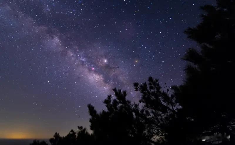 天蝎座对喜欢的人态度，那可太有特点了。他们热情主动，会积极接近喜欢的人，把空闲时
