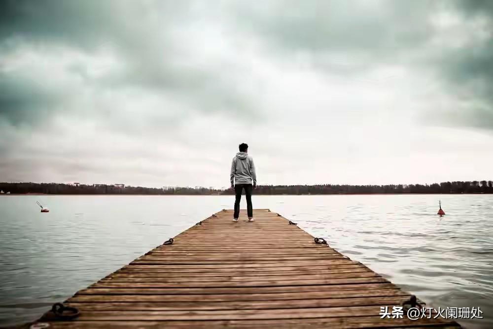 很多男人年轻时最大的误判，就是以为搞定爱情就搞定了人生。

后来才发现，恰恰是把