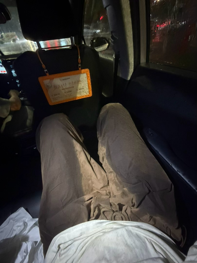 深圳这雨真的可精啦专门挑你等车的时候下雨等到你上车没一会就停雨了直接淋湿了，披头