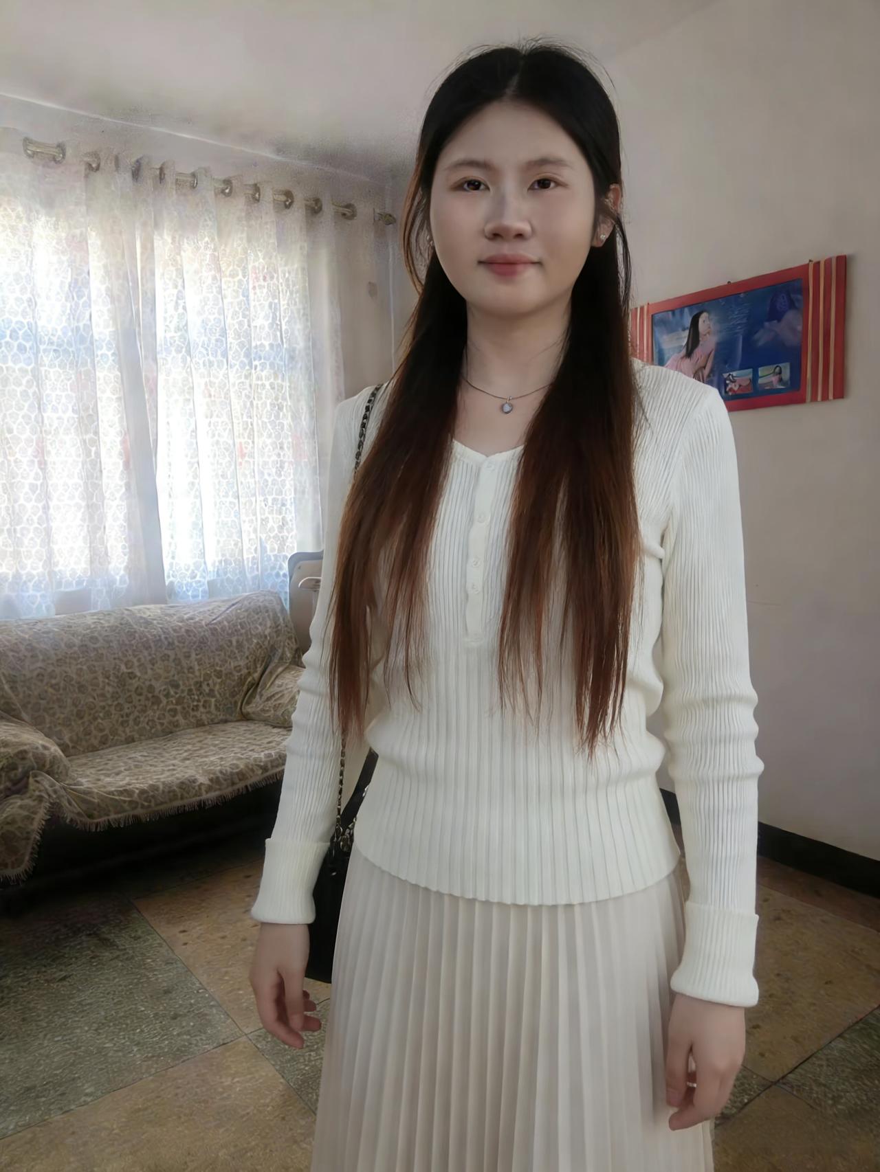 豹榻横陈对晓光，素衣轻袂立晴窗。
笑留倩影屏间在，一枕春风一枕香。