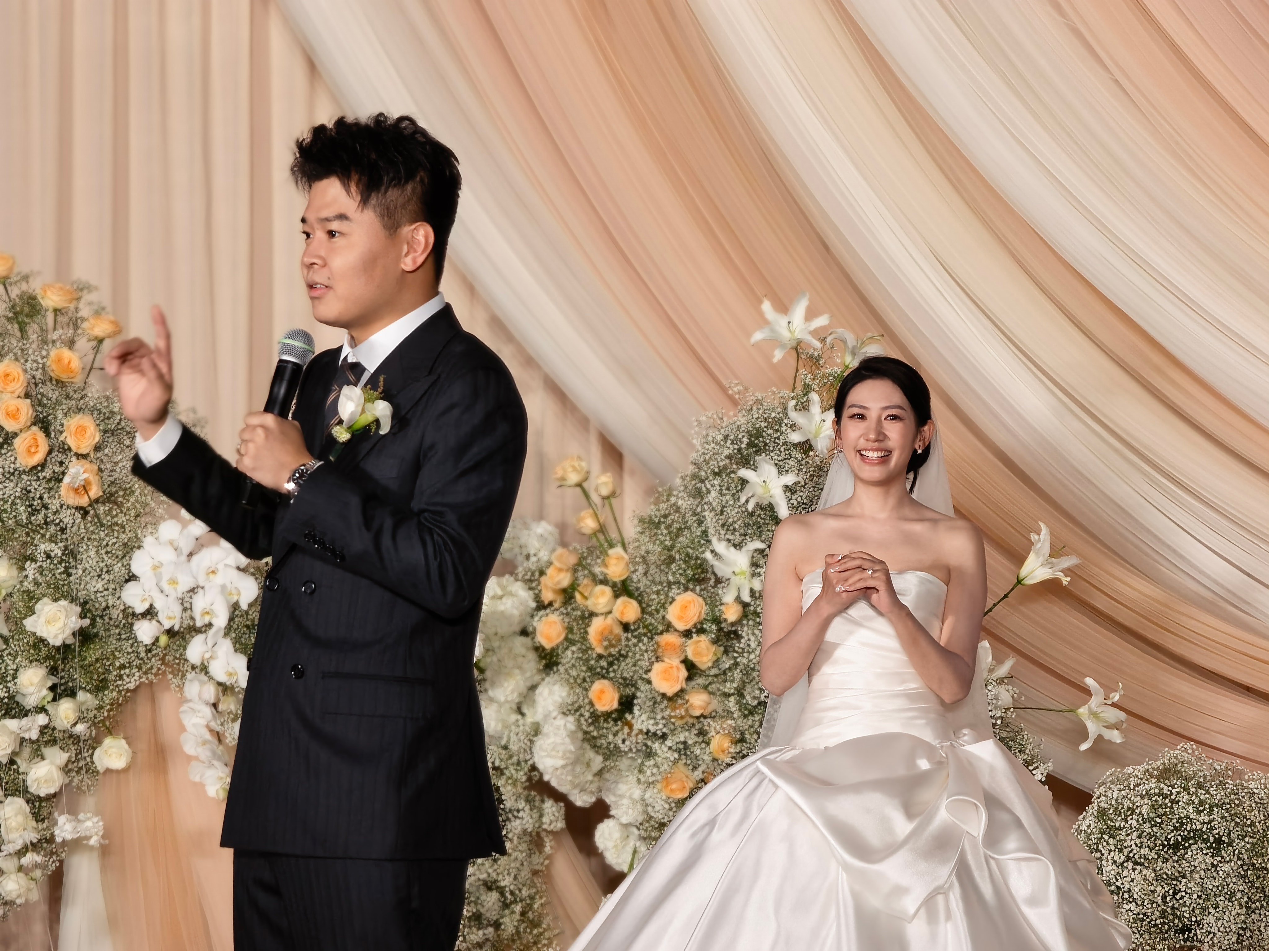 爱情的样子就是你讲什么她都会笑车评人小吕秋晨大婚  ​​​