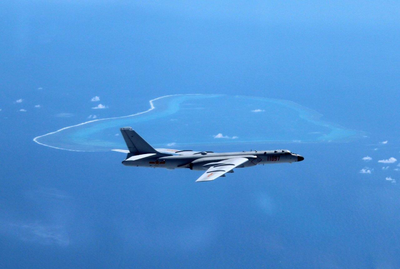 轰-6K又杀到黄岩岛了
这次直接飞进菲方自划的“禁区”
实弹挂得明明白白，跟遛弯