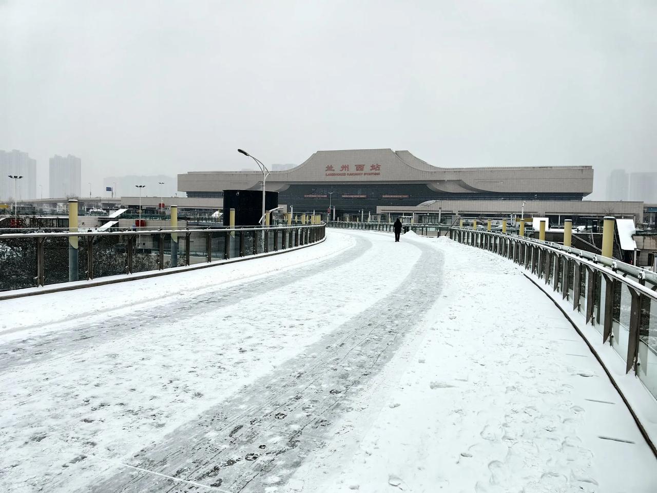 风雪中的兰州，少了往日的喧闹

12月9日晚至10日白天，兰州下起了小到中雪，街