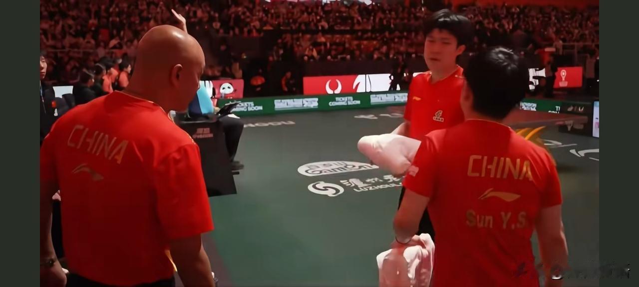 王楚钦今天又得打两场比赛了。
今天中国队对阵日本队，第一盘混双王楚钦/孙颖莎3-