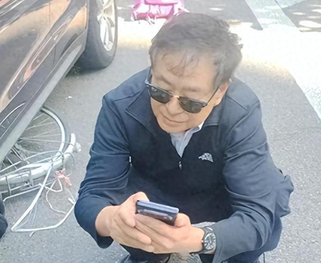 10月7日晚上，北京街头，一段路人随手拍的视频把73岁的濮存昕推上了风口浪尖。