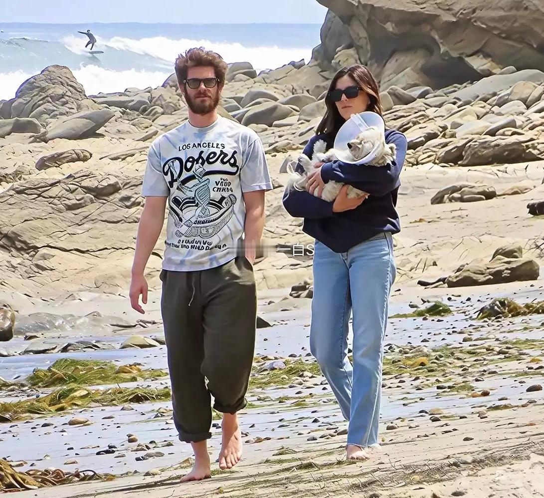 Andrew Garfield和女友Monica Barbaro的海滩浪漫时刻?