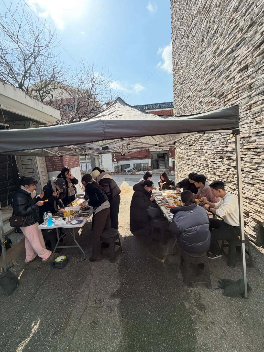 “CB百蓝_。260427李东海 IG更新：GOOD DAY MV拍摄 💙😀