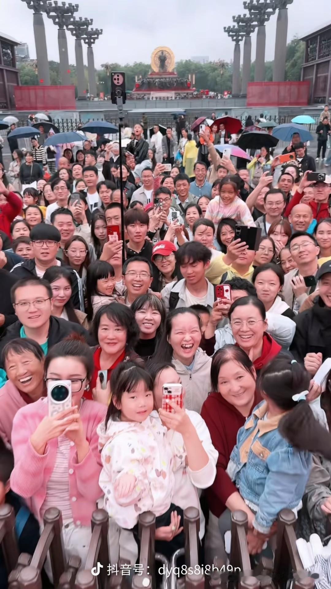 希望火车票能更给力，尤其要千方百计加开列车，满足运能。国家已经在进一步打开节庆文