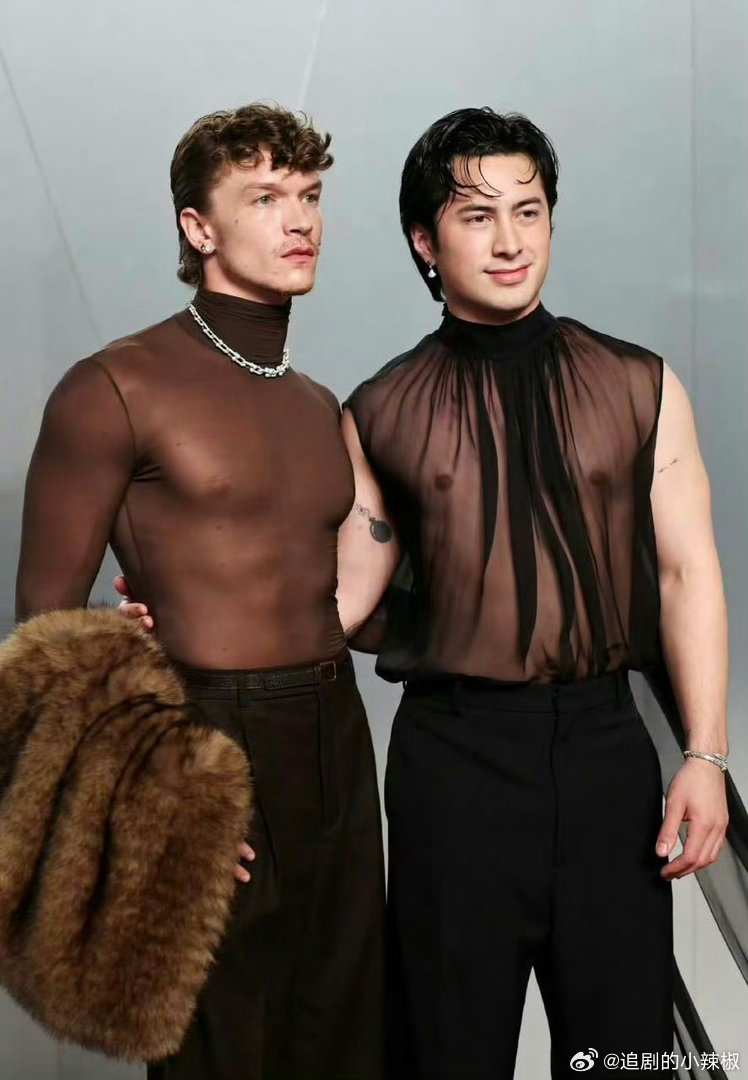 到底谁在粉？这俩在欧美火的吓死人