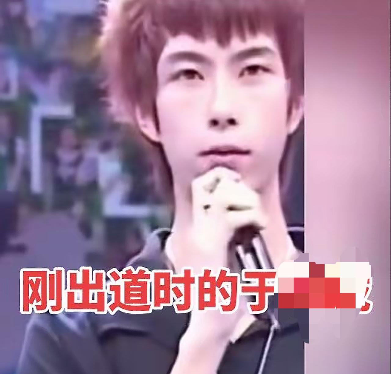 没想到胧胧刚出道的时候也是“杀马特”的造型，

染着一头橘红色的头发，

很难和