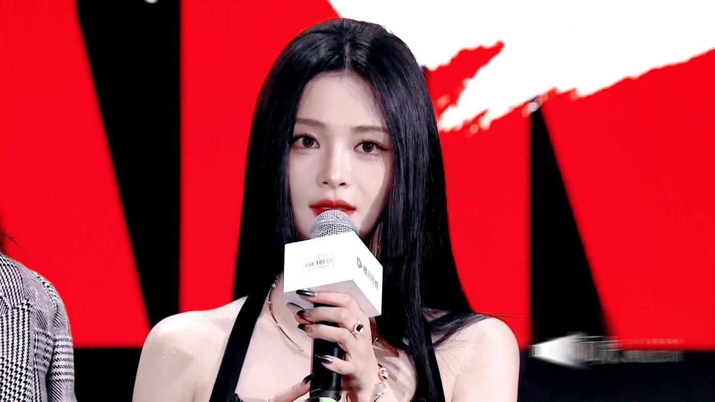 周洁琼怎么连黑长直都这么美……伟大的脸 ​​​