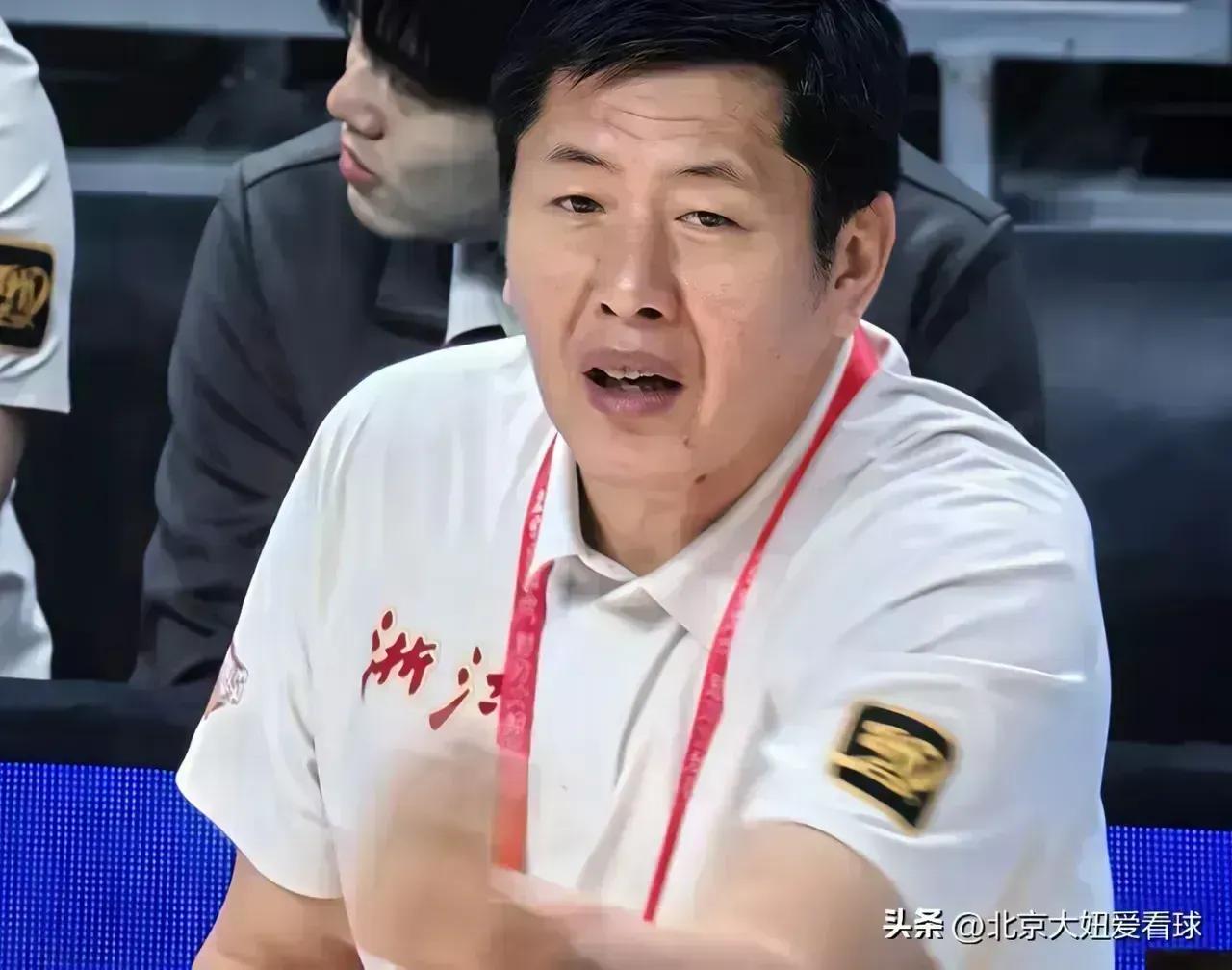 丁团长又“降职”了
浙江队官宣:“总教练丁伟丁指导因个人原因辞去了总教练一职！一