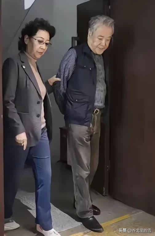 关牧村与老伴江弘出门散步时的一幕。

关牧村和江弘都是二婚，关牧村是我国著名的女
