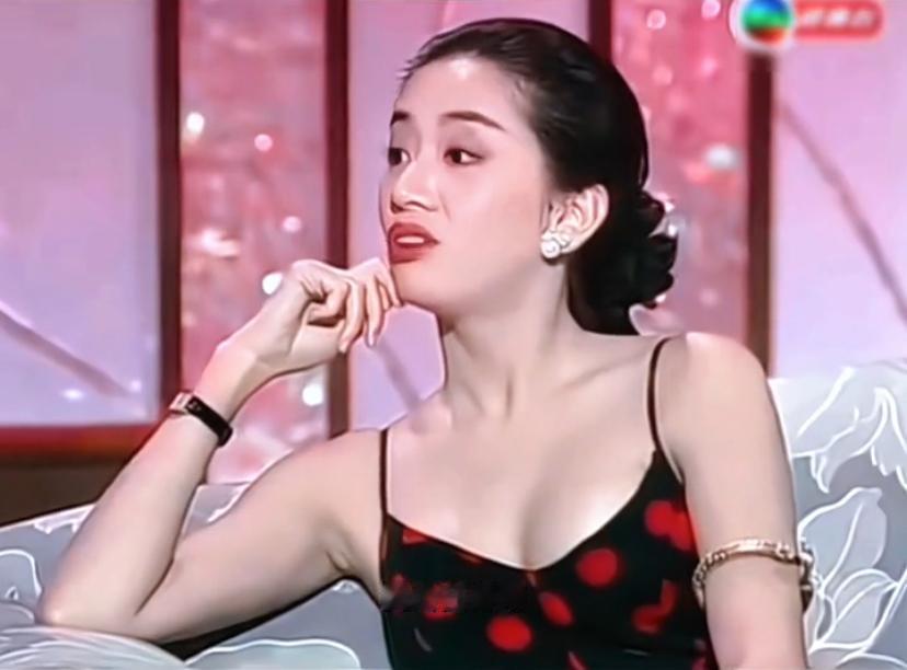 香港回归祖国前，主持人问梅艳芳1997年会在哪里，梅艳芳说会在香港，主持人说一定