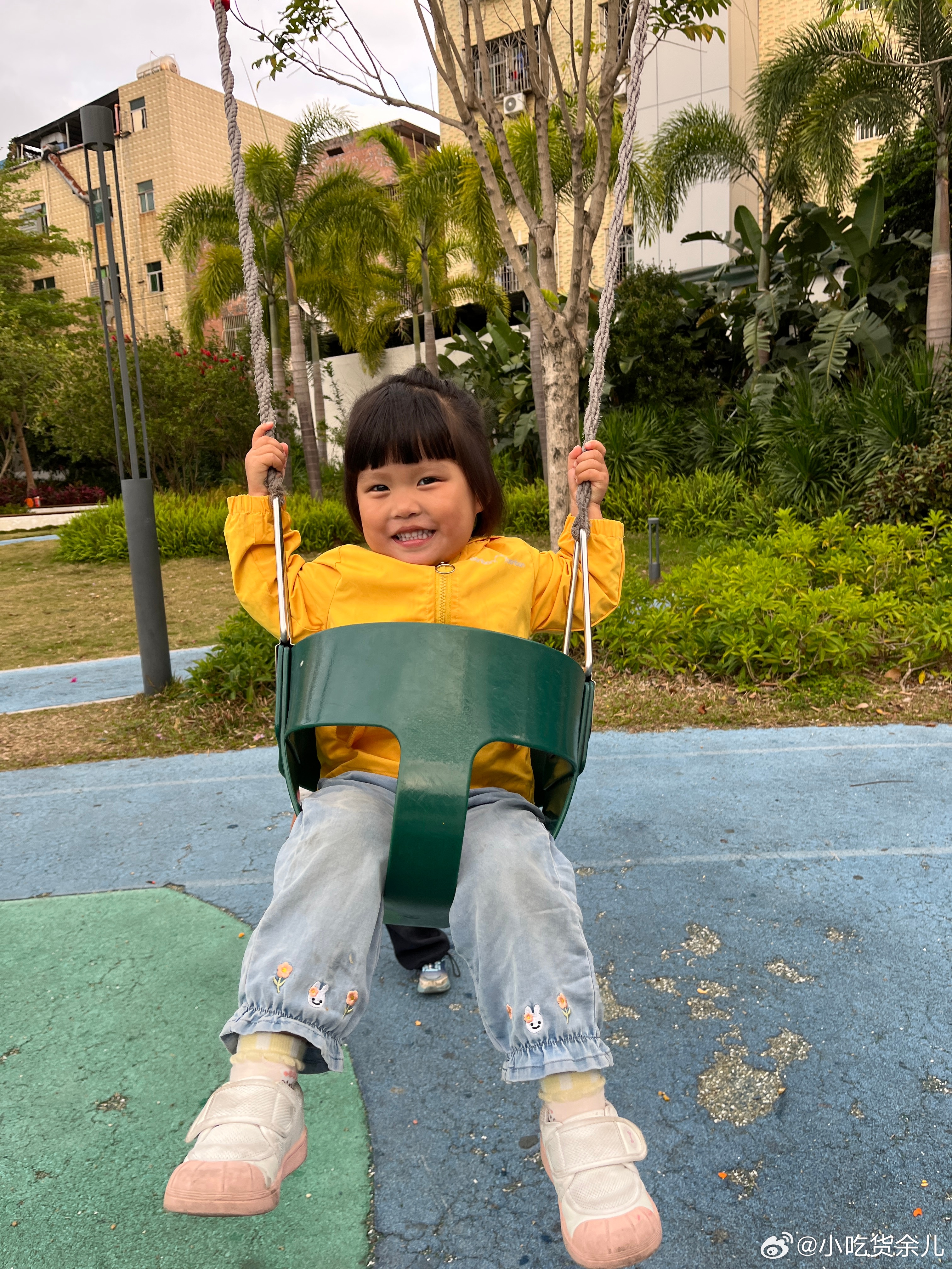 看到图一的小鸟，说它们一家幸福的在一起。图二在捡宝石。图五买钵仔糕遇到同学，本来