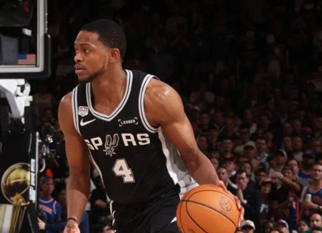 NBA总决赛，马刺对阵尼克斯的G5比赛中，出现了非常奇葩的一幕。第二节比赛暂停的