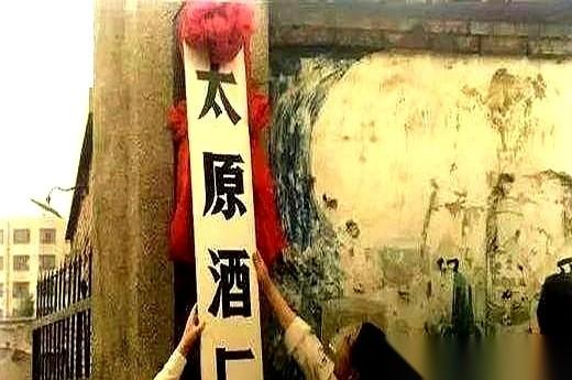 月薪两千出头，每天得坐班车晃悠到荒山上，一天死活要打4次卡。
迟到一分钟，全勤奖