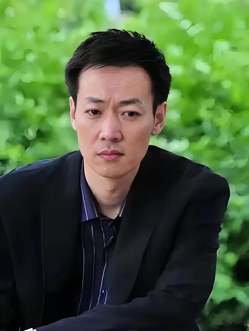 辛柏青被问如何看待网友撮合他和吴越，他的回答太圈粉了，最近的热搜上有一幕采访真的