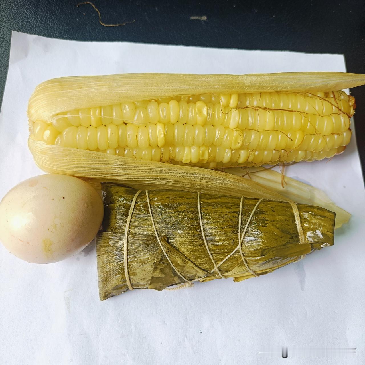 今天的早餐：银耳粥，一个玉米，一个鸡蛋，一个粽子。

今天的银耳粥里面放了桃胶、