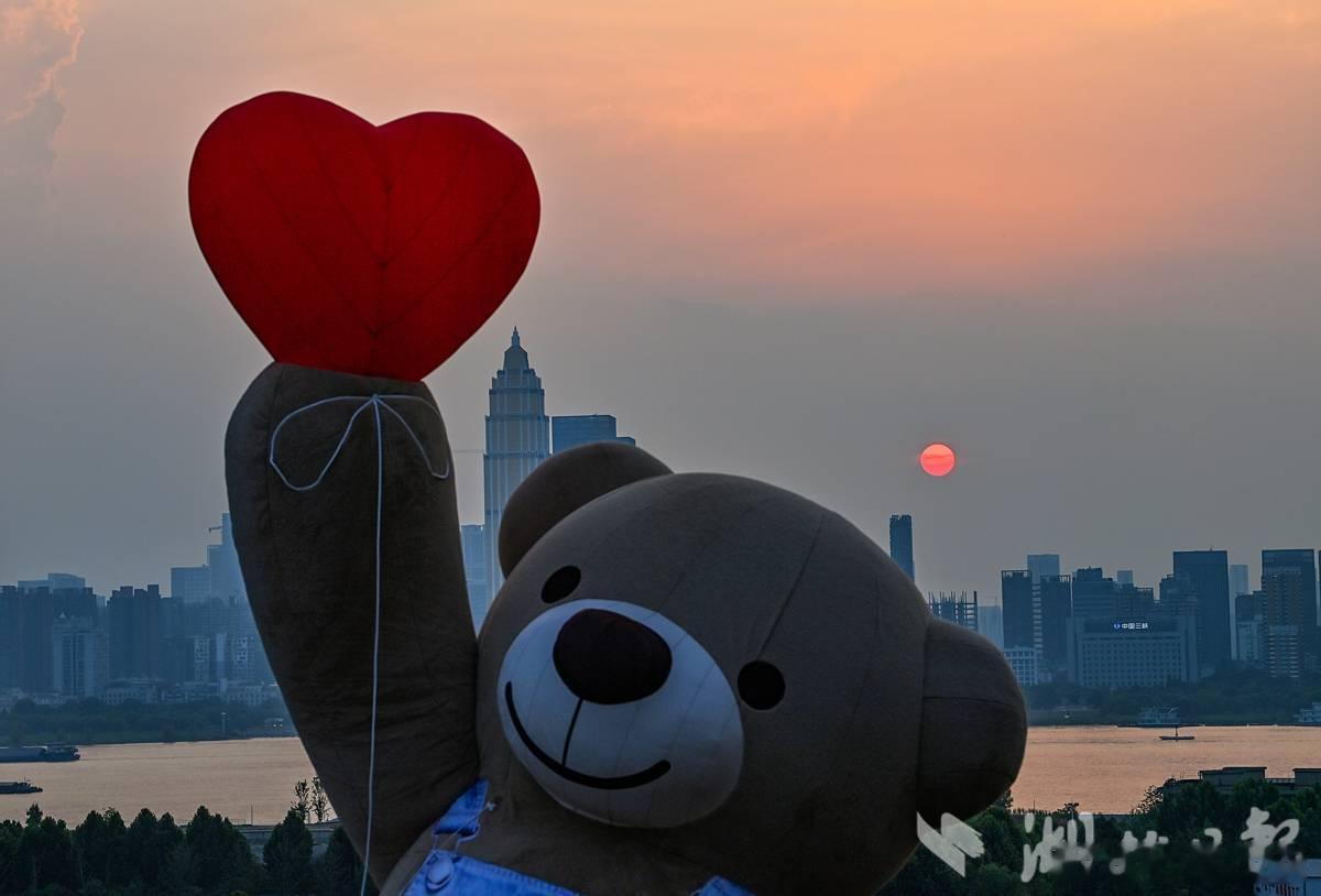 武汉版维多利亚港太浪漫了【在武汉邂逅一场维多利亚港的温柔】夕阳余晖晒在武汉滨江天