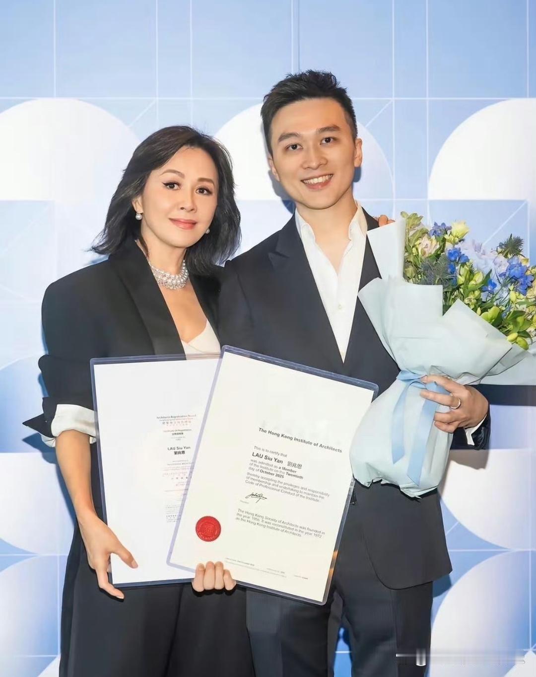 刘嘉玲晒出和侄子合影，恭喜他正式成为建筑师！这孩子是刘嘉玲弟弟的儿子，毕业于诺丁