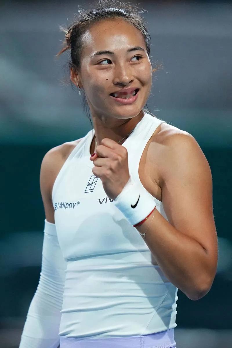 郑钦文美网第二轮比赛9月4日凌晨开赛，郑钦文以2：1战胜苦主普丁塞娃，结束自己遇