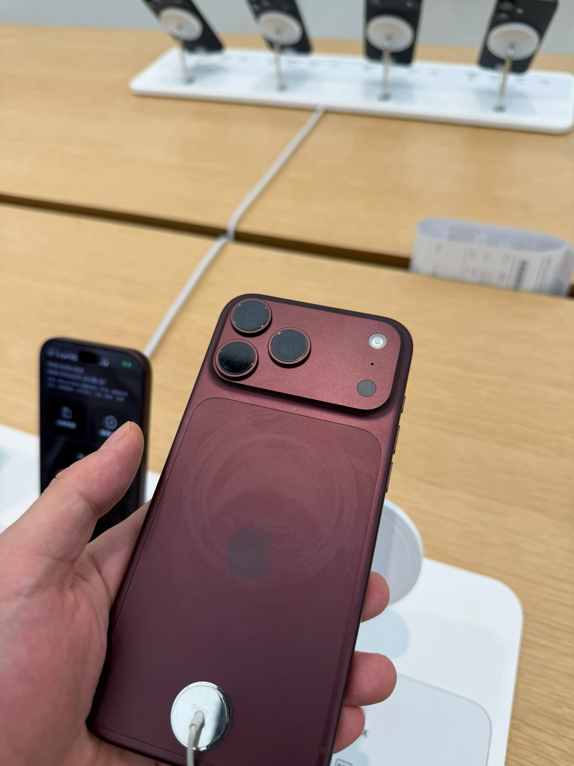 今年iphone只能选浅色，深色非常显脏，银色不同于去年的白色背板，换成了银色质