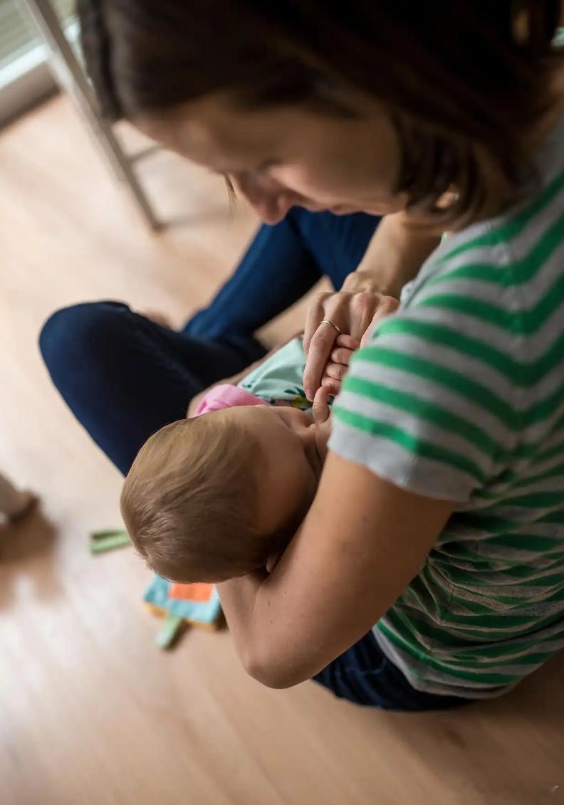 问：担心孩子恋奶怎么办？ 宝宝恋奶享喂母乳喂养亲子依恋母婴依恋 答：早期是恐怕孩