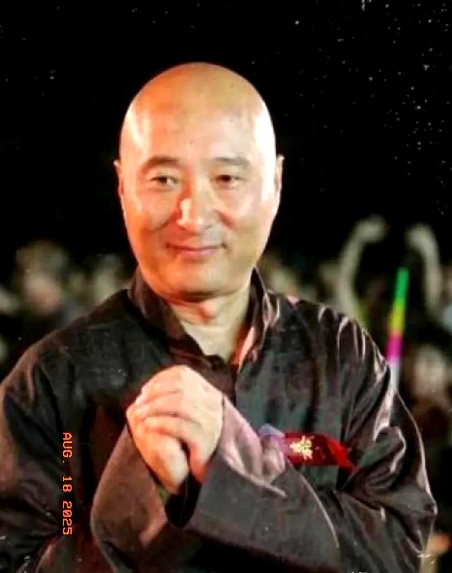 8月17号，《戏台》下线，票房3.94亿，直接打趴同期流量片。

网友炸了：“陈