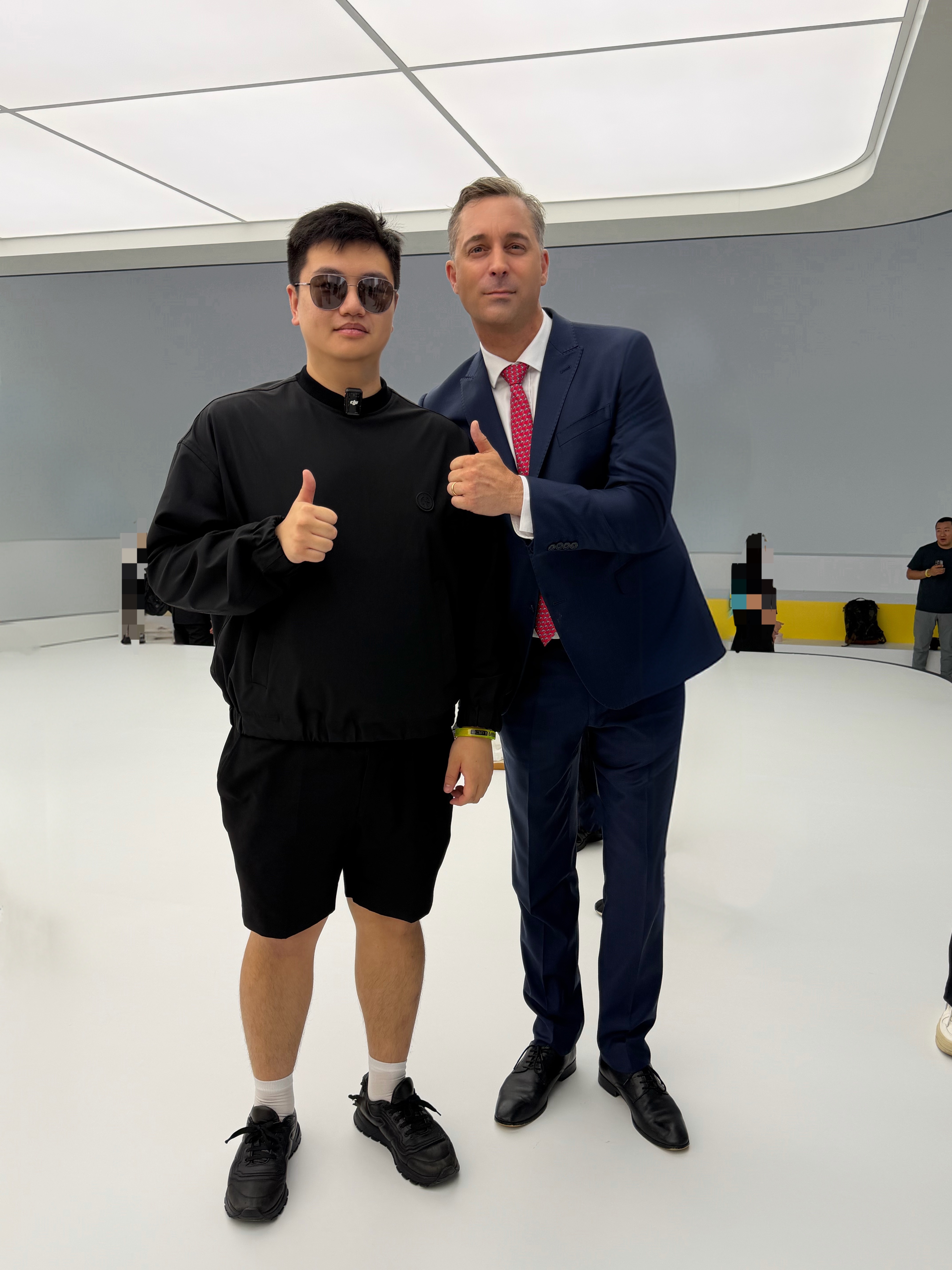 今天和法拉利CEO没聊车，光聊足球了哈哈他现在除了法拉利大中华区总裁外，竟依然还