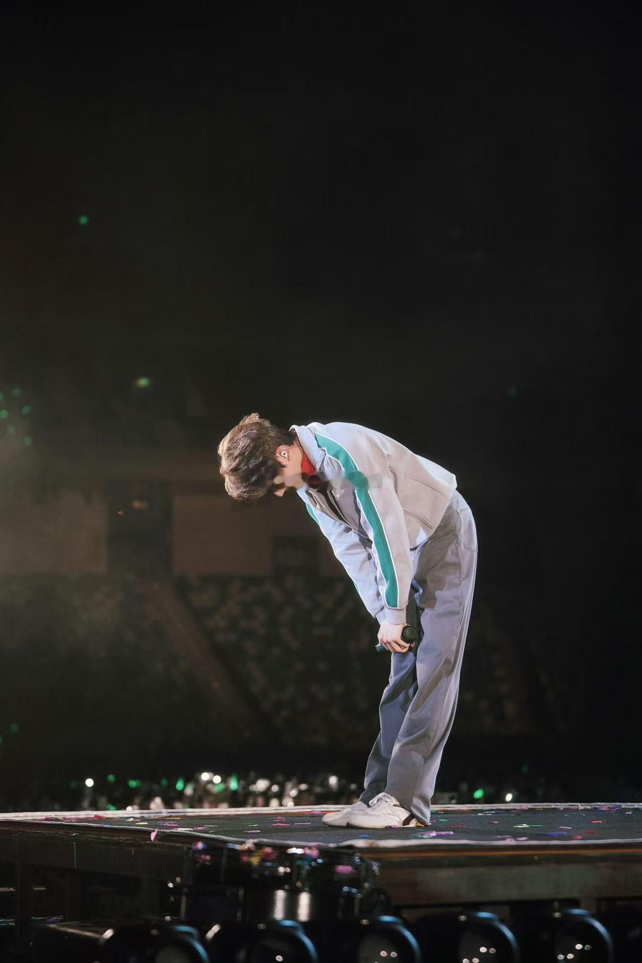 王源[超话]王源宇宙超级无敌大狂欢巡演 走过路过千万不要错过接下来的这一场巡演，