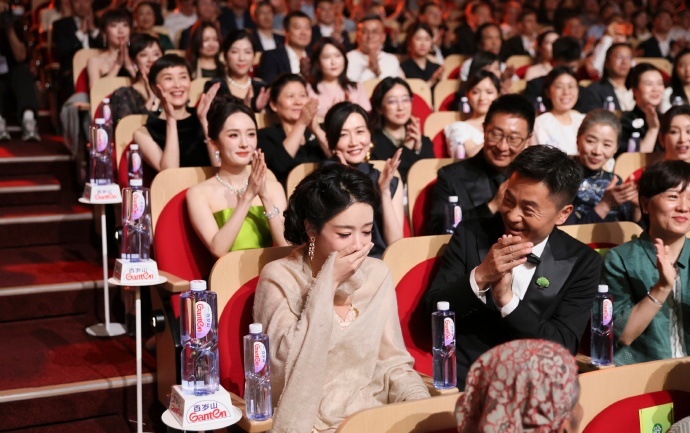 杨紫获奖孙俪吴越反应完整视频一目了然，孙俪吴越全程真诚鼓掌祝贺杨紫，单帧截图制造