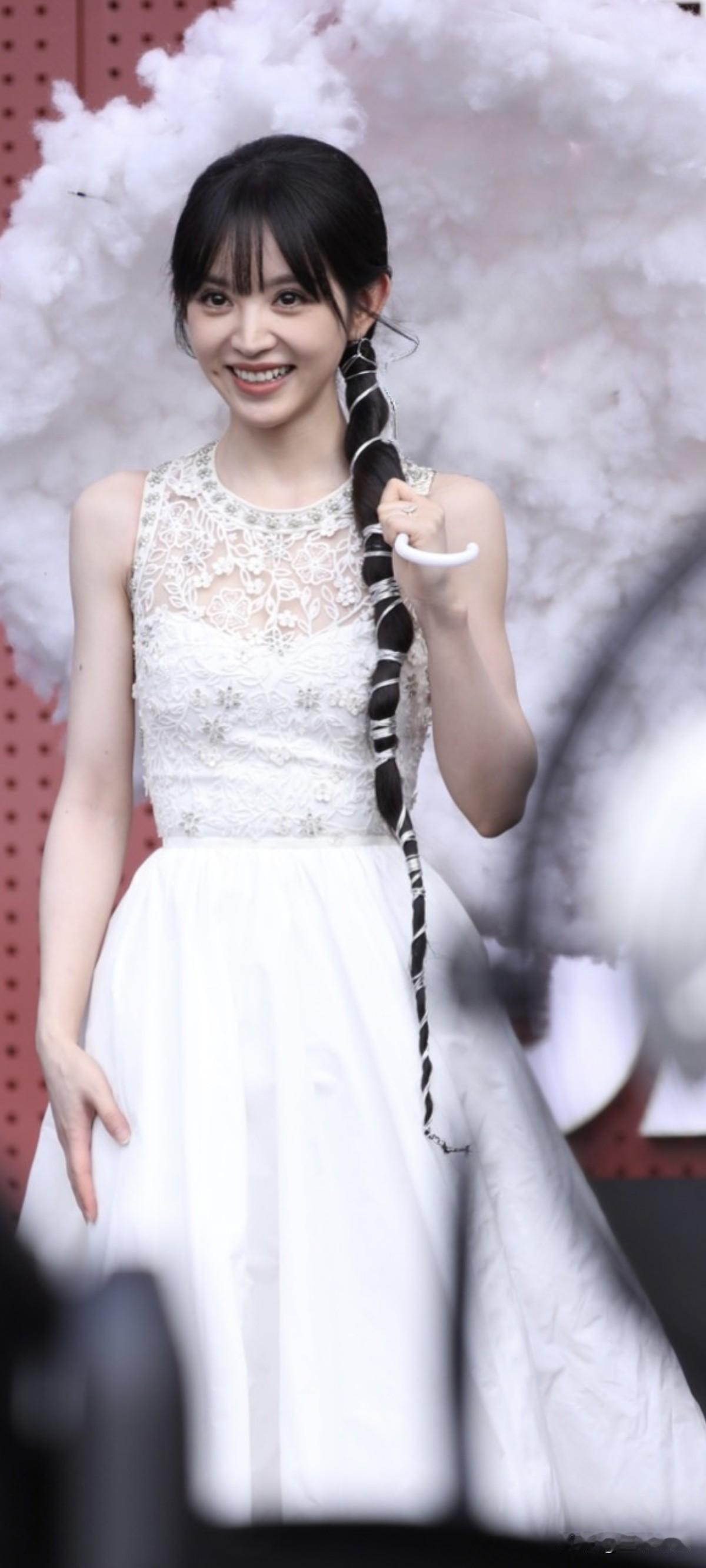 田曦薇芭莎之夜红毯生图，云上精灵来啦，明媚的小天使