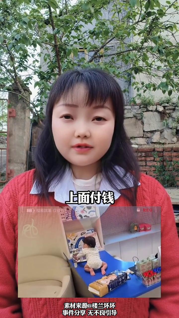 爸妈双双把孩子放在收银台，看完笑不活了。
一位年轻妈妈去前台结账，把孩子放在柜台