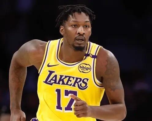 人才啊！
芬尼史密斯打了11分钟，5投0中，三分4投0中，正负值-6。

这个阶