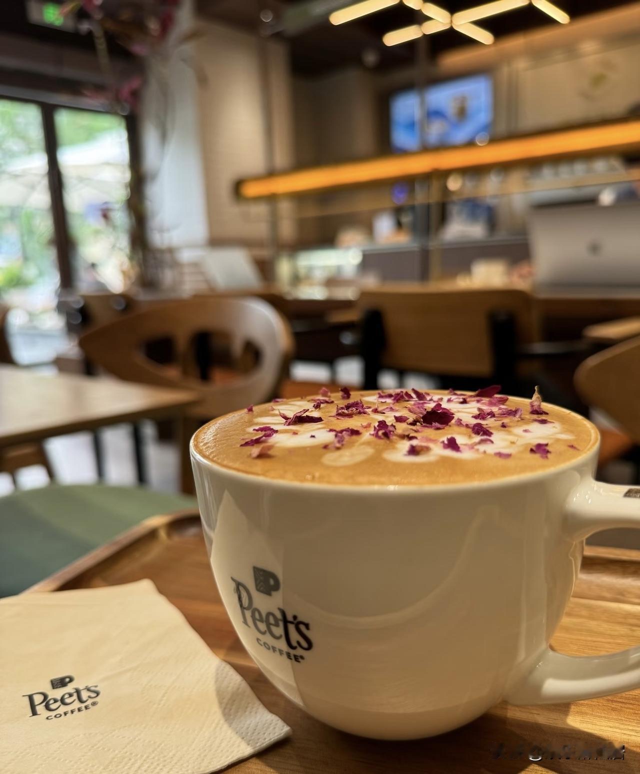 今天想犒劳犒劳自己，就如咖啡店点了一杯玫瑰拿铁，看起来好好喝的样子，咖啡的浓郁加