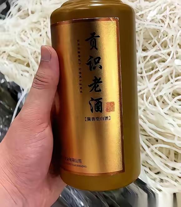 胖东来直接把白酒行业的遮羞布掀开，200元的联名酒，货架旁直接贴出精确到分的全部