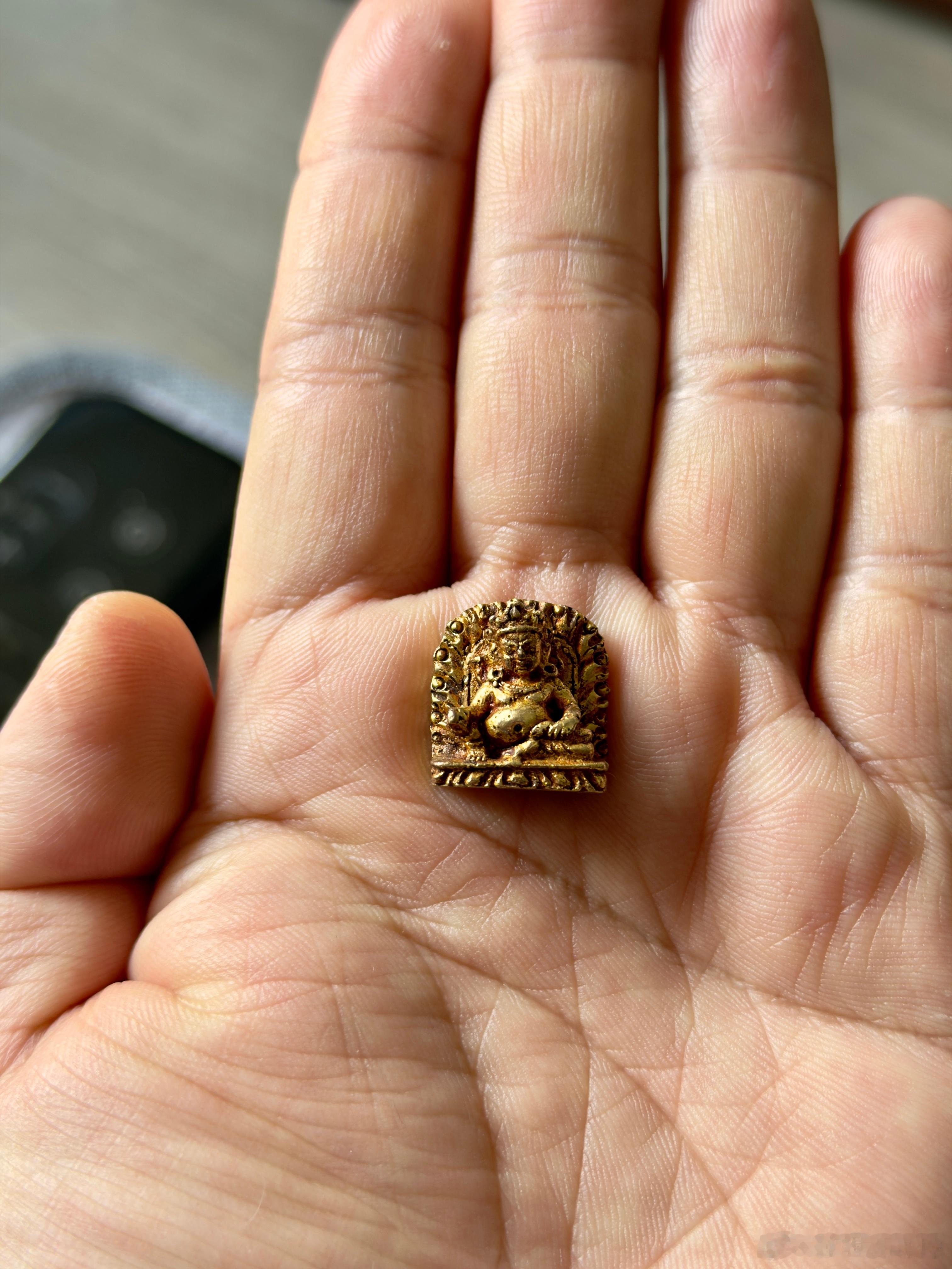 新入手了一尊超迷你的黄财神，通体鎏金，可随身。这工艺也太好了吧。虽然没上微距，但