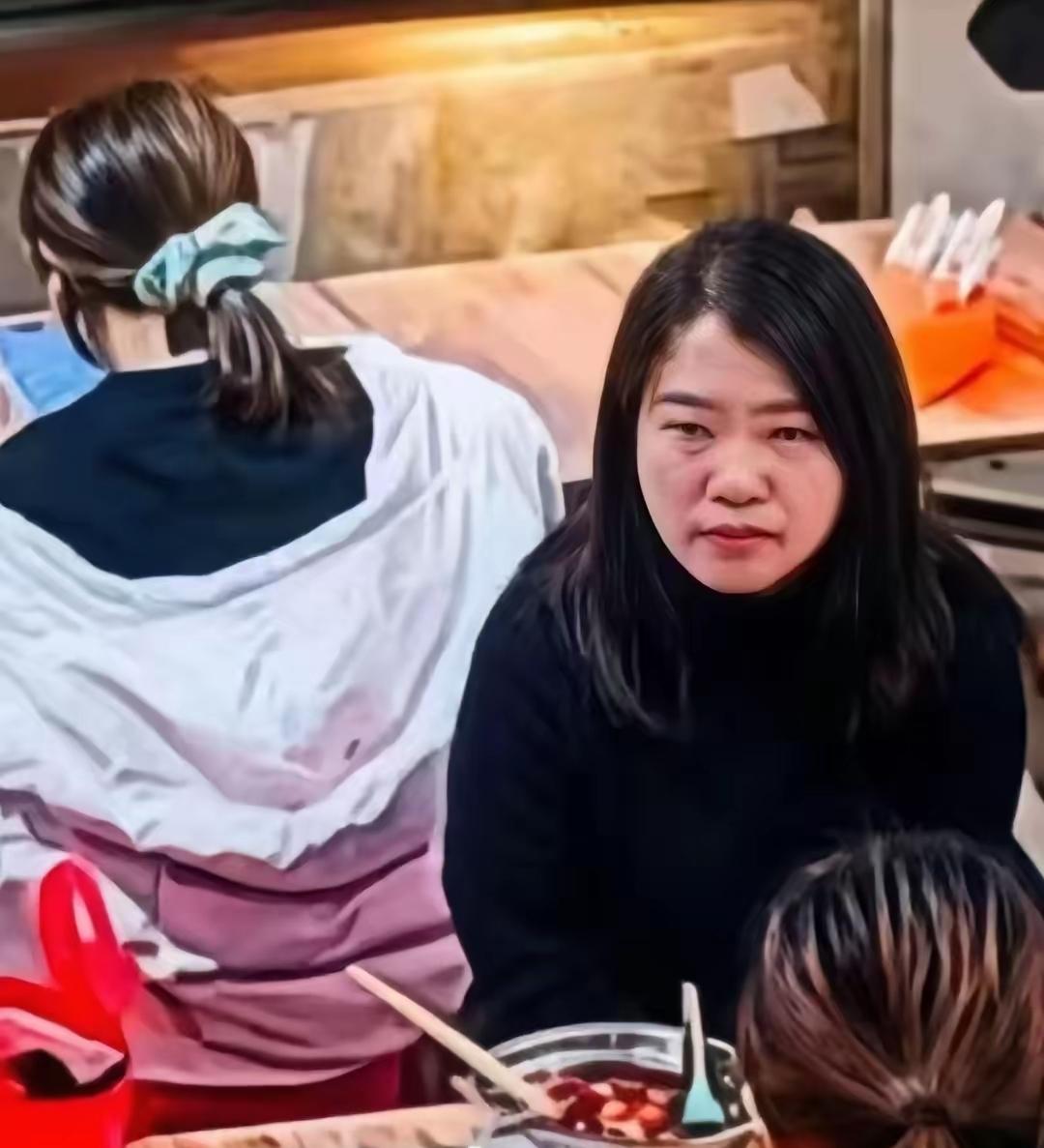 在羽绒服女孩，主动退还凳子以后，黑色毛衣女人，依然选择报复，不停地向女孩后背泼螺