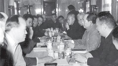 毛主席重视商品经济。1959年2月23日，毛主席在停靠天津的专列上，同河北省、天